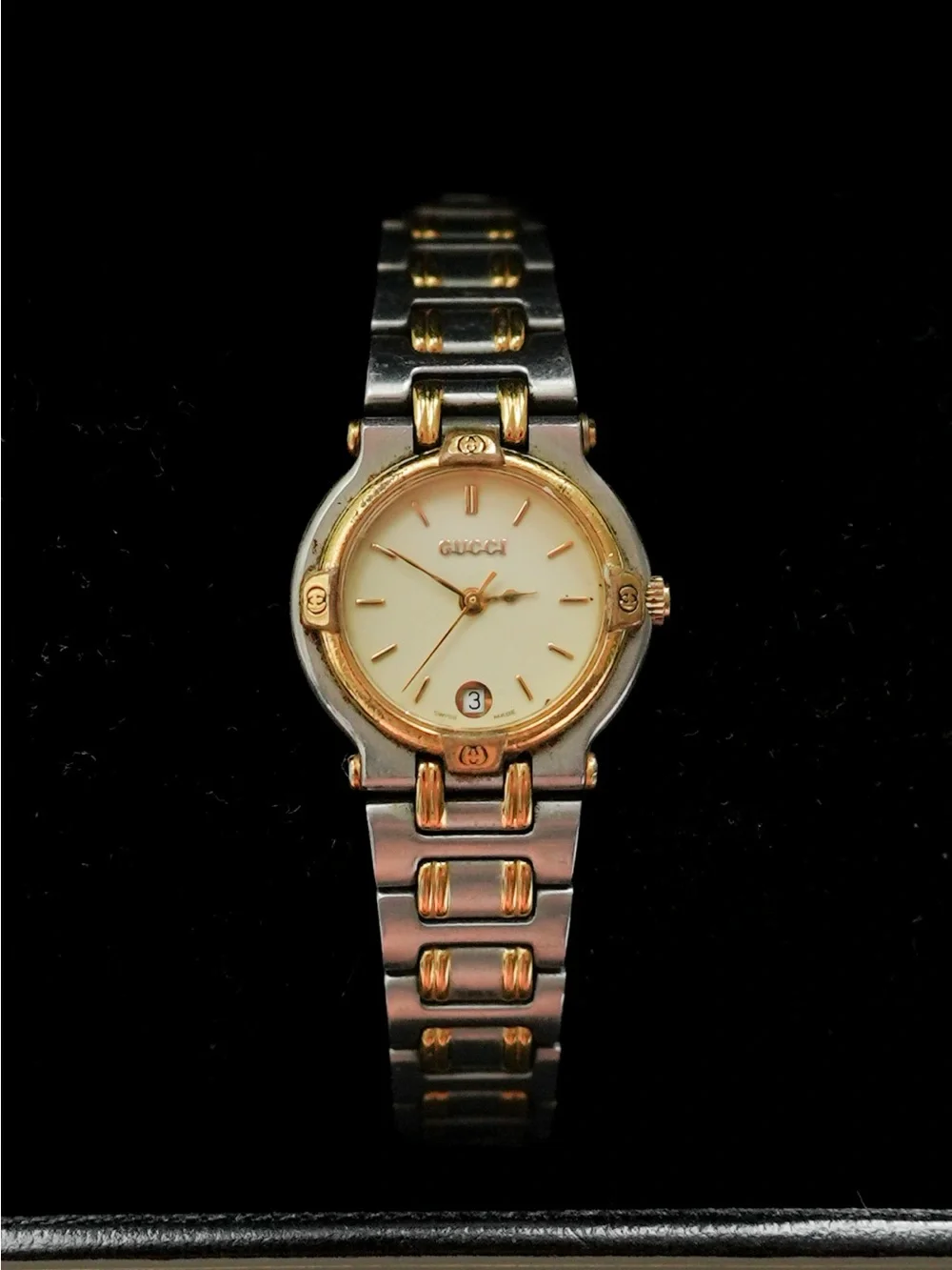 Gucci ladies watch. Model 9040L stainless